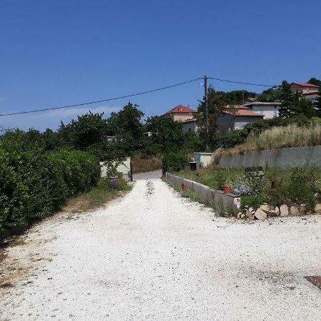 Guest House Domaine Des Grouilleres Saint-Clair-du-Rhone Bagian luar foto