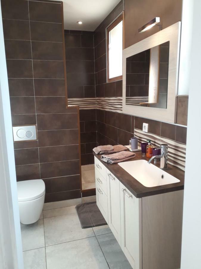 Guest House Domaine Des Grouilleres Saint-Clair-du-Rhone Bagian luar foto