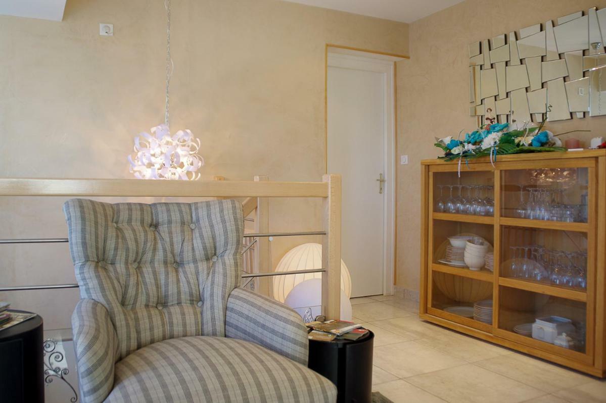 Guest House Domaine Des Grouilleres Saint-Clair-du-Rhone Bagian luar foto