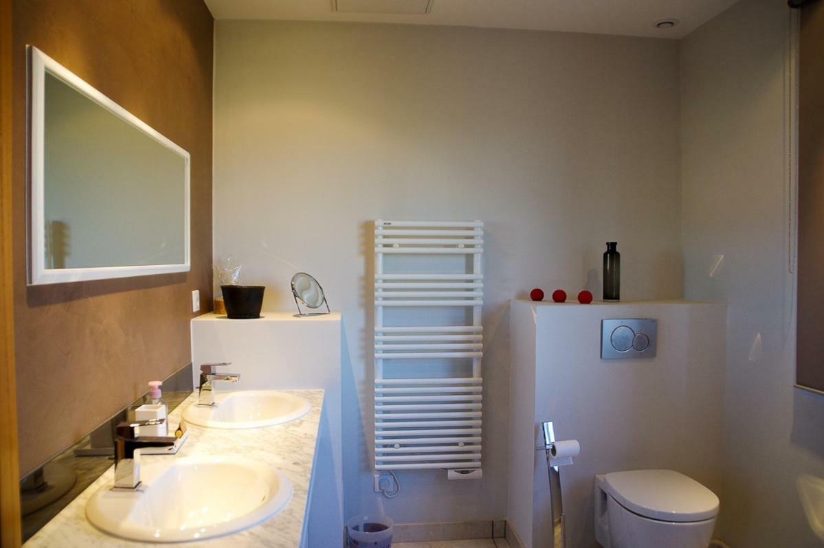 Guest House Domaine Des Grouilleres Saint-Clair-du-Rhone Bagian luar foto